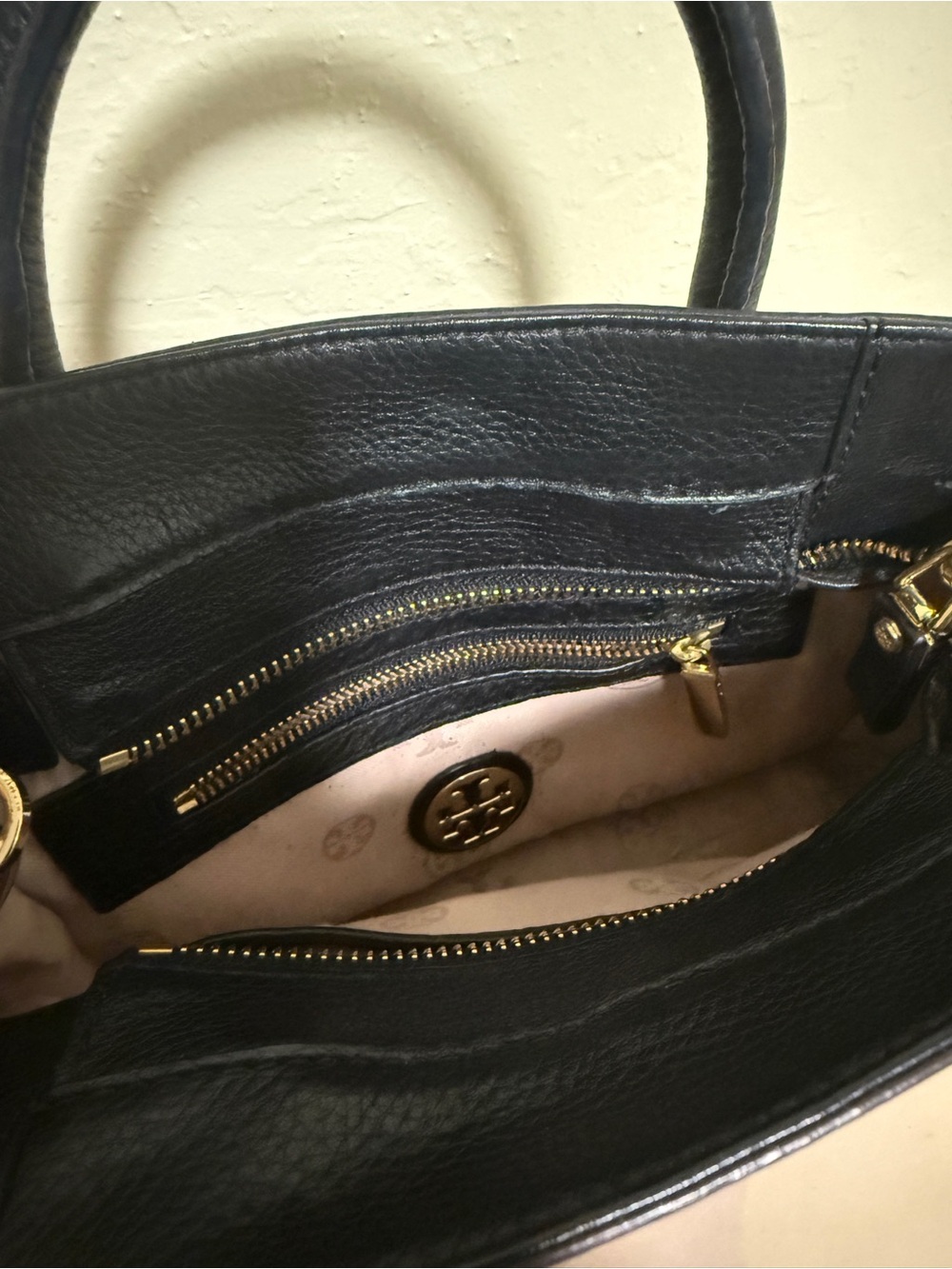 Tory Burch Two-Tone Pink and Black Leather cross body purse - Picture 3 of 6